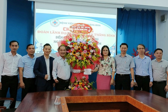 Lãnh đạo huyện Thăng Bình thăm các cơ sở y tế nhân ngày Thầy Thuốc Việt Nam