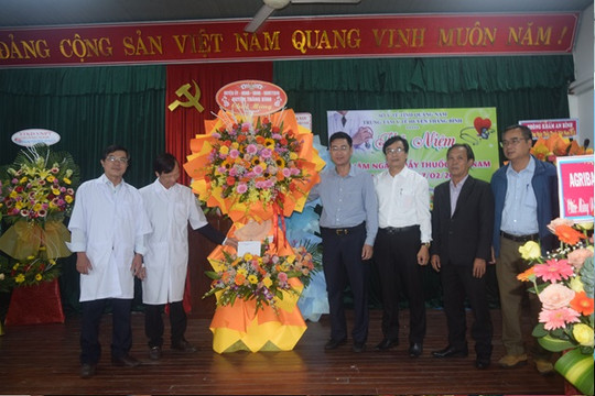 Phó Bí thư Huyện uỷ Nguyễn Đức Bình thăm Trung tâm Y tế và các phòng khám