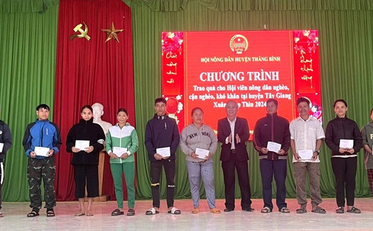 Hội Nông dân Thăng Bình tặng quà cho hội viên nông dân Tây Giang