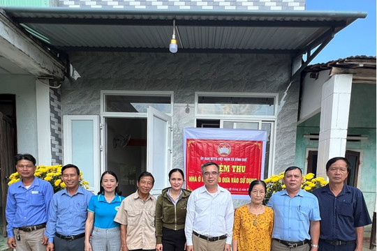 Mặt trận xã Bình Nam và Bình Quế bàn giao nhà Đại đoàn kết cho hộ nghèo