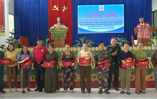 Trao 50 lá cờ Tổ quốc, túi sơ cấp cứu và 100 suất quà cho ngư dân xã Bình Nam