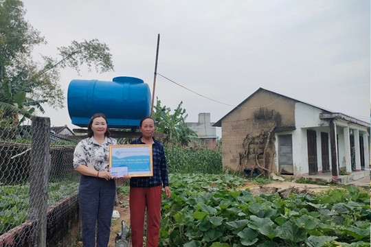 Trao phương tiện sinh kế cho 2 hộ phụ nữ khó khăn