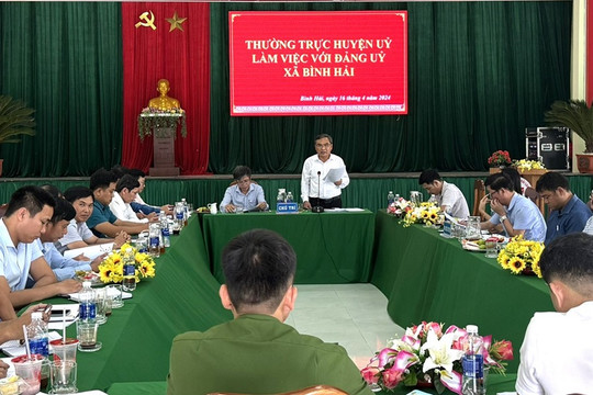 Thường trực Huyện ủy làm việc với xã Bình Hải