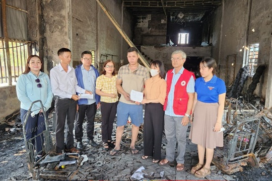 Xã Bình Nguyên trao 7 triệu đồng cho chủ cửa hàng nội thất ô tô bị cháy hoàn toàn