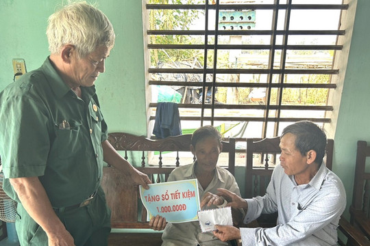CCB Bình Hải trao tặng số tiết kiệm cho hội viên  khó khăn