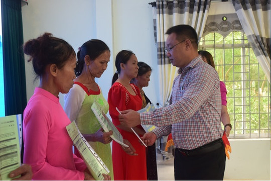 Hội LHPN huyện Thăng Bình tổ chức trao sinh kế cho 22 phụ nữ khó khăn