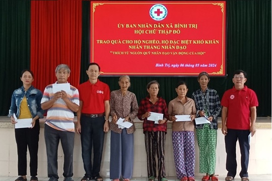 Xã Bình Trị (Thăng Bình) tặng quà hộ nghèo khởi động tháng Nhân đạo 2024