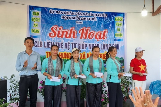 Trao 25 triệu đồng sinh kế cho hộ khó khăn trồng rau sạch