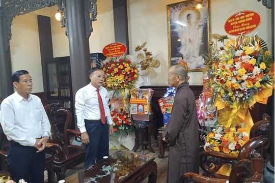 Lãnh đạo huyện Thăng Bình thăm, chúc mừng các cơ sở thờ tự nhân Đại lễ Phật đản