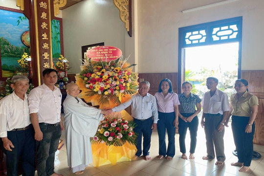 Đảng ủy, HĐND, UBND, UBMT xã Bình Tú thăm và chúc mừng tăng ni, phật tử các chùa nhân dịp Đại lễ Phật đản Phật lịch 2568 – năm 2024