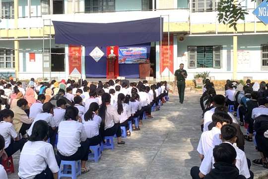 Đồn Biên phòng Bình Minh tuyên truyền chủ quyền biển, đảo cho học sinh Trường THCS Phan Châu Trinh