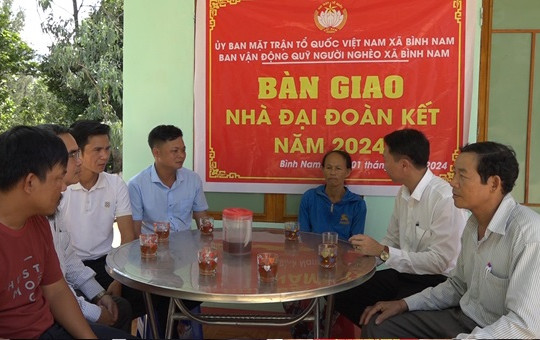 Mặt trận xã Bình Nam bàn giao 3 nhà đại đoàn kết