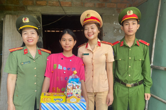 Chi Đoàn - Hội Phụ nữ Công an huyện Thăng Bình tặng quà cho trẻ em có hoàn cảnh khó khăn nhân dịp Quốc tế thiếu nhi 01/6