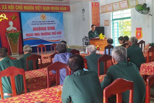 Hội Cựu chiến binh xã Bình Giang phát động làm vệ sinh môi trường hưởng ứng Ngày môi trường thế giới (5/6)