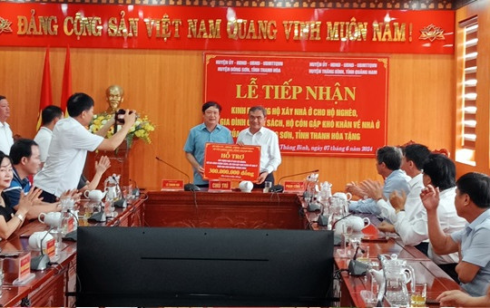 Huyện Đông Sơn (Thanh Hóa) trao 300 triệu đồng làm nhà cho hộ nghèo ở Thăng Bình