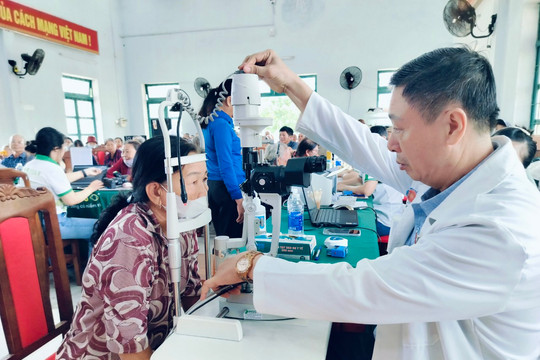 Bệnh viện mắt Sài Gòn Sông Hàn thực hiện “Khám chữa bệnh nhân đạo” cho người dân có hoàn cảnh khó khăn trên địa bàn xã Bình Giang