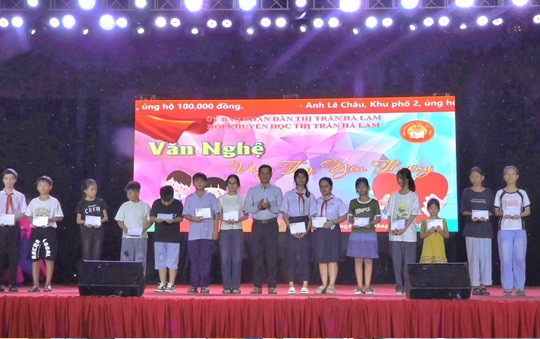Thị trấn Hà Lam tổ chức văn nghệ gây quỹ tặng quà học sinh khó khăn