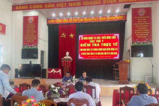 Đoàn công tác số 2 Cục Thú y (Bộ NN&PTNT) kiểm tra công tác phòng, chống dịch tại xã Bình Giang