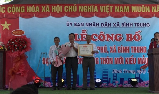 Công nhận thôn Vinh Phú (Bình Trung) đạt chuẩn thôn nông thôn mới kiểu mẫu