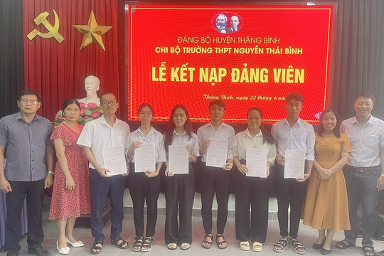 Trường THPT Nguyễn Thái Bình kết nạp đảng viên mới cho 5 học sinh lớp 12