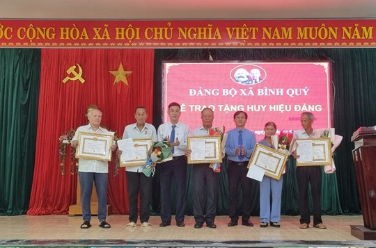 Đảng ủy xã Bình Quý trao huy hiệu tuổi đảng đợt 19/5 cho 5 đảng viên