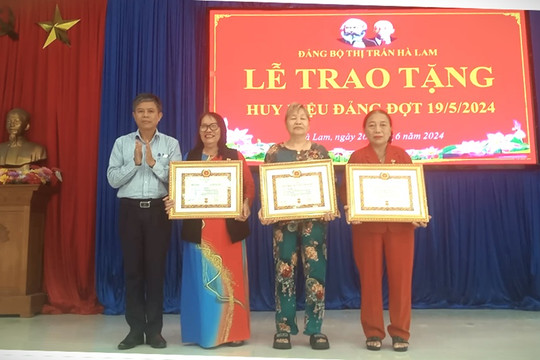 Trao tặng huy hiệu Đảng đợt 19/5 cho 16 Đảng viên