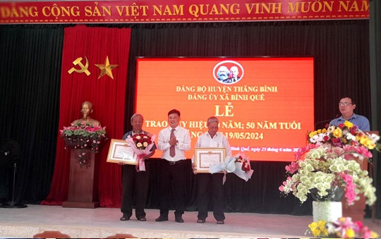 Bình Quế trao huy hiệu Đảng cho 2 đảng viên