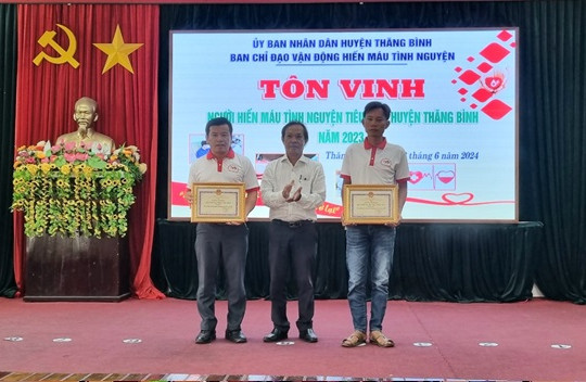 Thăng Bình tôn vinh 2 gia đình và 54 người hiến máu tiêu biểu