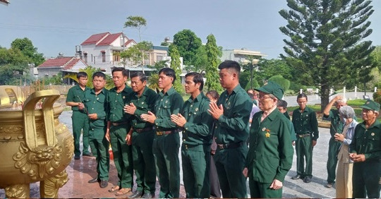 Hội CCB cụm cánh đông Thăng Bình viếng hương tại Tượng đài Cuộc đấu tranh Hà Lam- Chợ Được