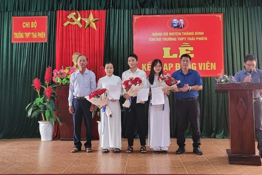 Chi bộ Trường THPT Thái Phiên (Thăng Bình) kết nạp đảng viên mới cho 3 học sinh xuất sắc