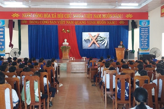 Công an xã Bình Triều tuyên truyền luật cho học sinh