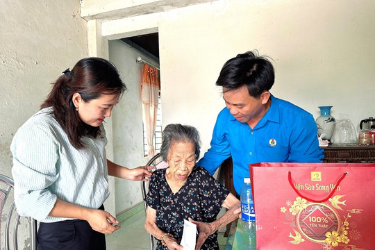 Bình Trị: Thăm, tặng quà người có công cách mạng