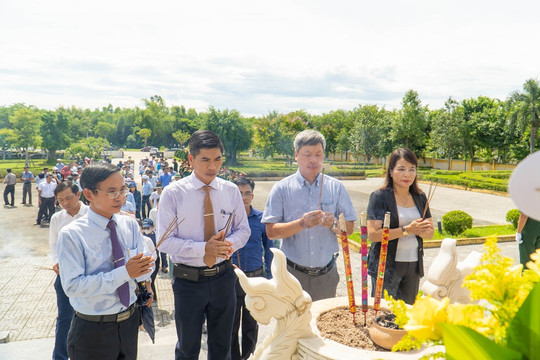 Phó Chủ tịch UBND tỉnh Hồ Quang Bửu viếng nghĩa trang liệt sĩ và thăm, tặng quà cho gia đình chính sách