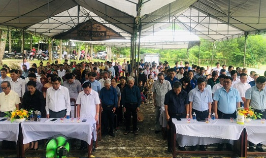 Người dân thôn Linh Cang, xã Bình Phú mặc niệm tưởng nhớ Tổng Bí thư Nguyễn Phú Trọng