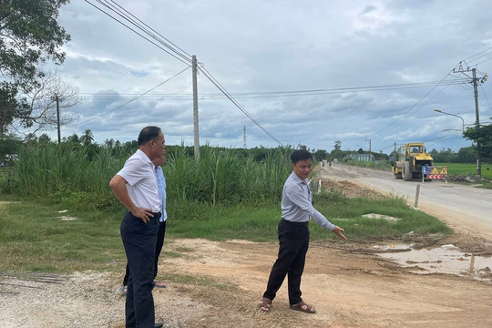 Phó Bí thư Thường trực Huyện ủy Lê Quang Hạt kiểm tra tiến độ GPMB dự án Cải tạo, nâng cấp Quốc lộ 14E