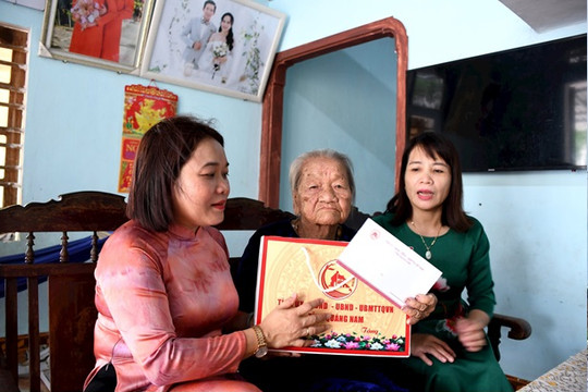 Trưởng ban Dân vận Tỉnh ủy Huỳnh Thị Thùy Dung dâng hương tại các khu di tích lịch sử huyện Thăng Bình