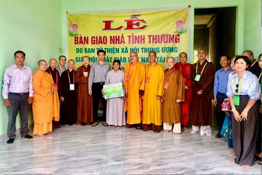 Bàn giao nhà tình thương và trao 300 suất quà cho người nghèo xã Bình Trung