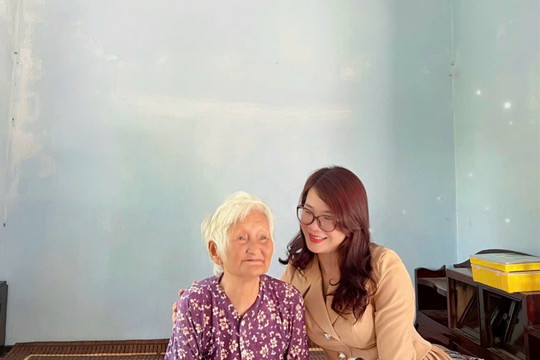 Lãnh đạo huyện Thăng Bình thăm hỏi, tặng quà các gia đình chính sách tại xã Bình Giang