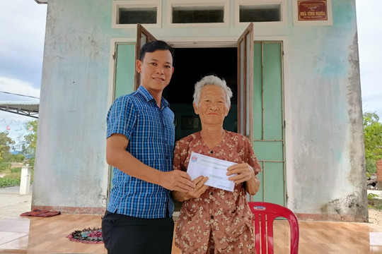 Lãnh đạo Trung tâm VH-TT và TT-TH huyện thăm, tặng quà Mẹ Việt Nam Anh hùng ở xã Bình Dương