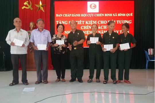 Hội CCB toàn huyện Thăng Bình tặng quà, sổ tiết kiệm trị giá 115 triệu đồng