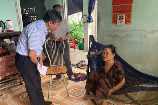 Chủ tịch UBND huyện Võ Văn Hùng thăm, tặng quà 7 gia đình