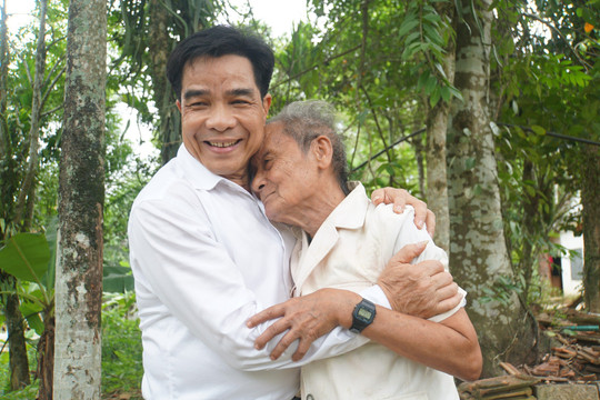 Chủ tịch UBND tỉnh Lê Văn Dũng viếng hương nghĩa trang liệt sĩ, tặng quà gia đình chính sách tại Tiên Phước và Hiệp Đức