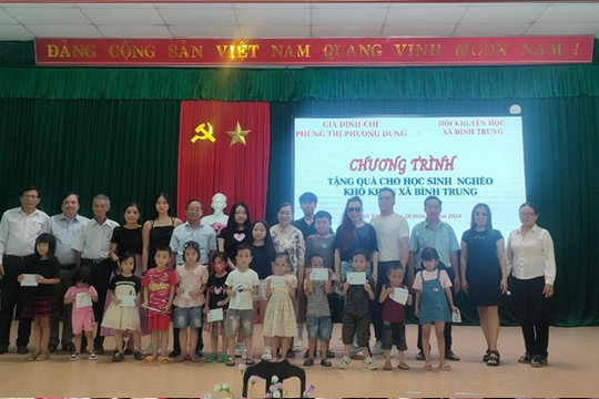 Trao 120 suất quà cho học sinh và gia đình có hoàn cảnh khó khăn xã Bình Trung