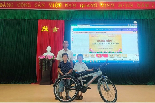 Trao 44 suất quà cho học sinh khó khăn ở xã Bình Trung và Bình Quế