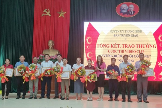 Thăng Bình trao thưởng cuộc thi “Vững bước dưới cờ Đảng” năm 2024