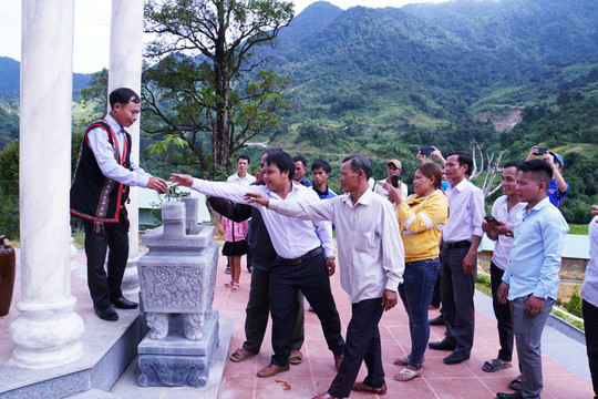 Độc đáo lễ cúng thần sâm Ngọc Linh