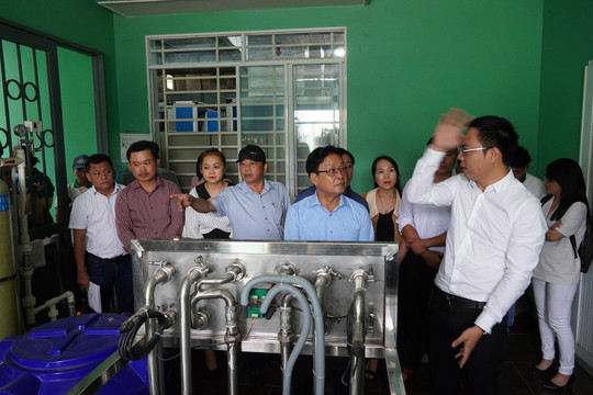 Nam Trà My làm việc với đối tác về phát triển sản phẩm sâm Ngọc Linh