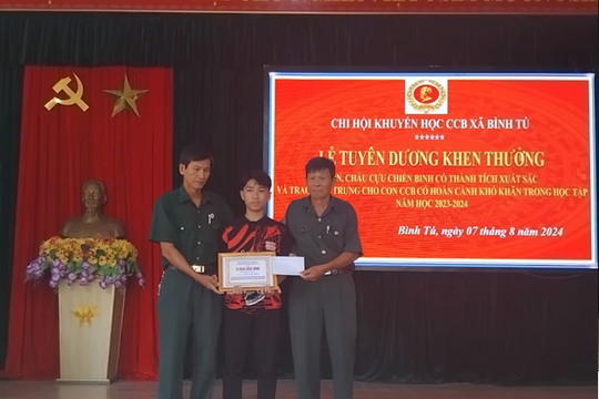 Hội CCB xã Bình Tú phát thưởng cho 80 con, cháu cựu chiến binh