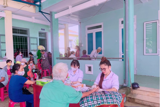 Khám sức khoẻ cho vị thành niên và người cao tuổi