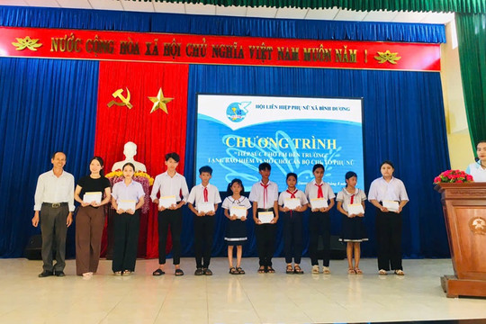 Hội LHPN xã Bình Dương tổ chức chương trình “Tiếp sức cho em đến trường” và tặng bảo hiểm vi mô cho cán bộ chi, tổ